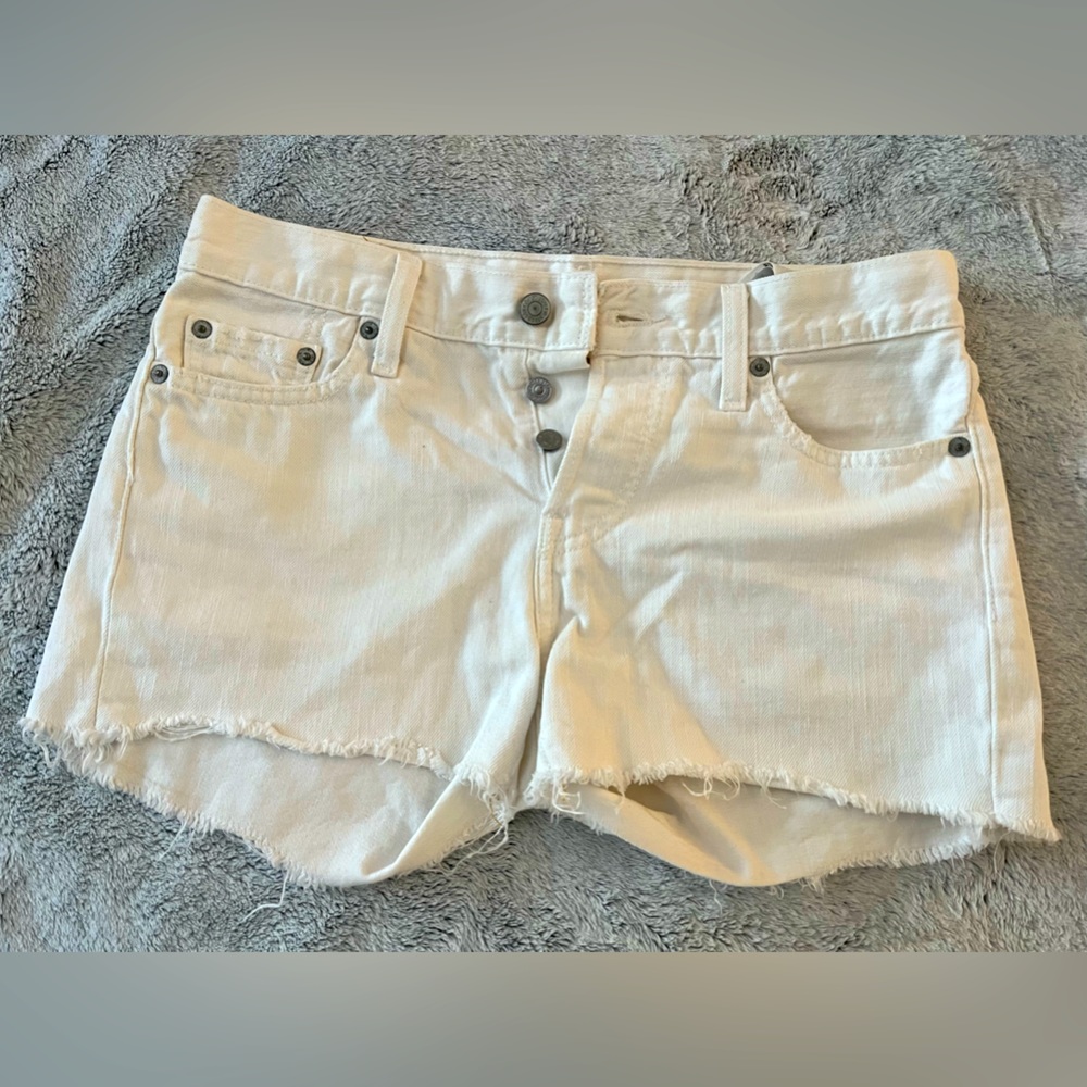 White Levi’s cut-offs